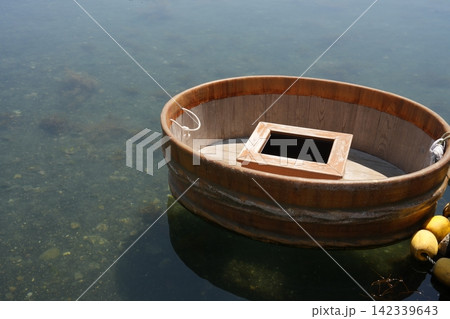 海に浮かぶたらい舟 海に浮かぶたらい舟 142339643