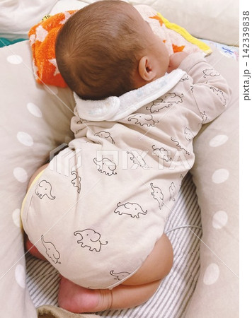 産まれたばかりの乳幼児ミルクを求めて 142339838