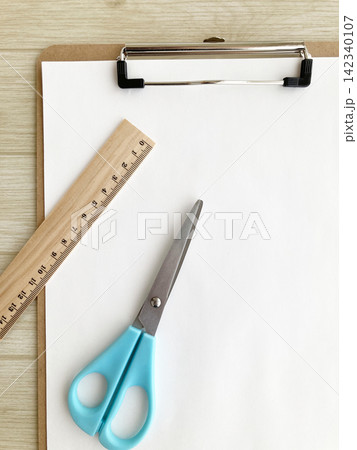事務作業やDIY・ペークラフト・クリップボードに木製定規とはさみ・工作イメージ 事務作業やDIY・ペークラフト・クリップボードに木製定規とはさみ・工作イメージ 142340107