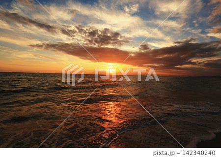 海に沈む夕日 142340240