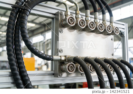 Industrial hydraulic hose manifold system with multiple connectors and flexible tubing Industrial hydraulic hose manifold system with multiple connectors and flexible tubing 142341521