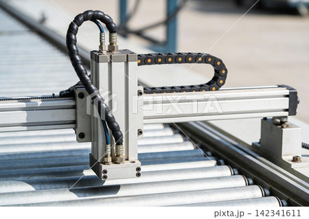Automated industrial conveyor system with pneumatic actuator and cable chain 142341611