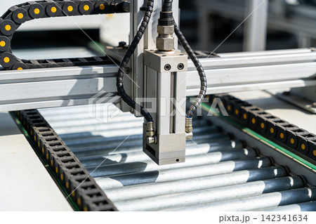 Automated industrial conveyor system with pneumatic cylinder and cable chain Automated industrial conveyor system with pneumatic cylinder and cable chain 142341634