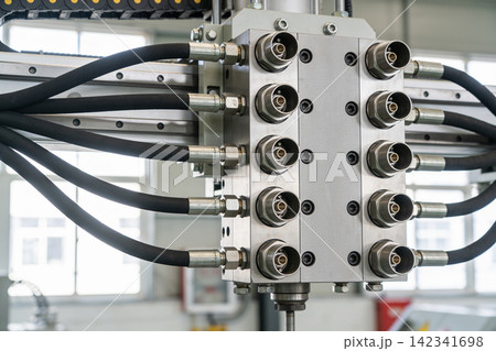 Industrial hydraulic manifold with multiple connection ports and flexible hoses Industrial hydraulic manifold with multiple connection ports and flexible hoses 142341698