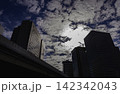 空に押しつぶされそうなビル群を見上げる 142342043