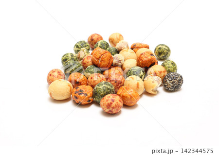 白背景の日本の豆菓子 白背景の日本の豆菓子 142344575