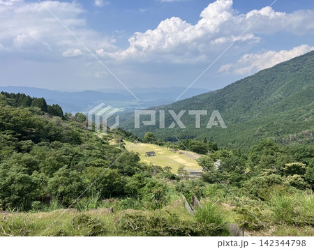 夏の入道雲と山あいの緑広がる高原からの絶景 夏の入道雲と山あいの緑広がる高原からの絶景 142344798