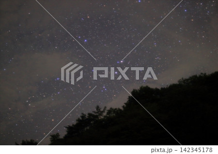 野迫川村 雲の間から垣間見れる夏の星空 野迫川村 雲の間から垣間見れる夏の星空 142345178