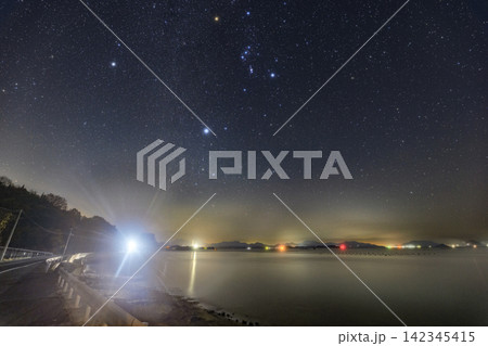 瀬戸内の冬の星景 昇るオリオン座と冬の大三角 瀬戸内の冬の星景 昇るオリオン座と冬の大三角 142345415