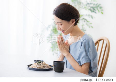 ざる蕎麦を食べる女性 ざる蕎麦を食べる女性 142345684