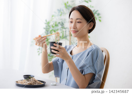 ざる蕎麦を食べる女性 ざる蕎麦を食べる女性 142345687