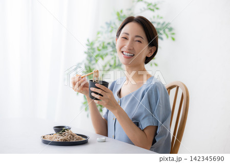 ざる蕎麦を食べる女性 ざる蕎麦を食べる女性 142345690