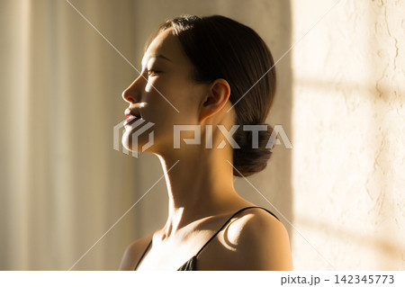 ボディケアをする女性 ボディケアをする女性 142345773