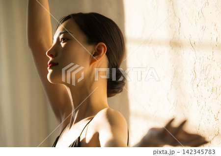 ボディケアをする女性　 142345783