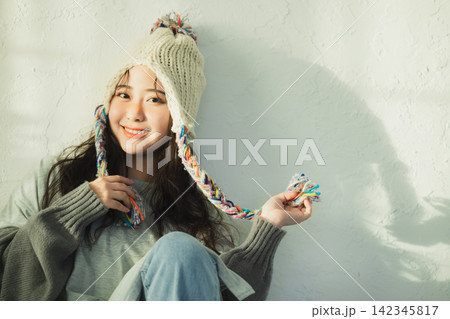 ニット帽の女性のポートレート ニット帽の女性のポートレート 142345817