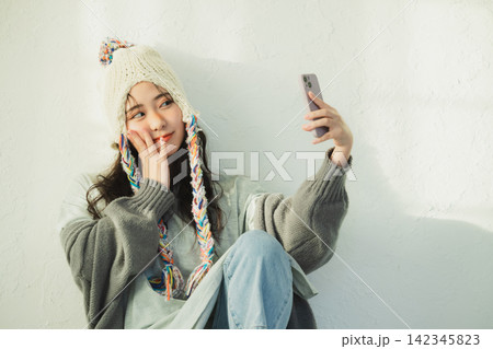 ニット帽の女性のポートレート ニット帽の女性のポートレート 142345823
