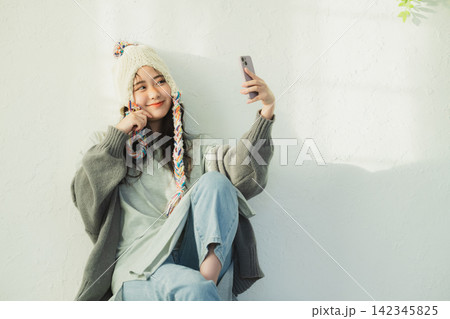 ニット帽の女性のポートレート　 142345825