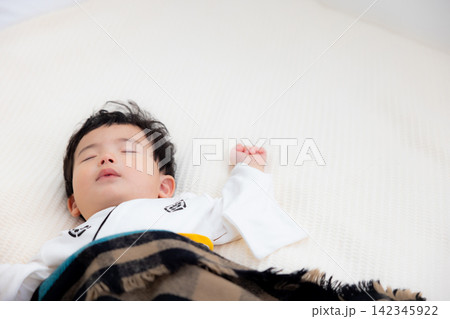 眠る赤ちゃん 眠る赤ちゃん 142345922