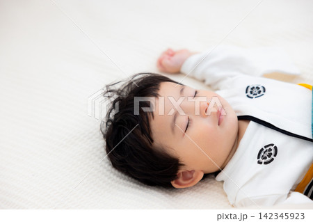 眠る赤ちゃん　 142345923