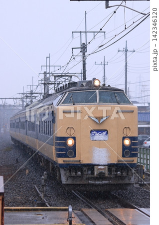 雪を纏いながら疾走する583系電車のスキー客輸送列車「ゲレンデ蔵王」号_2011/2/11撮影 142346120