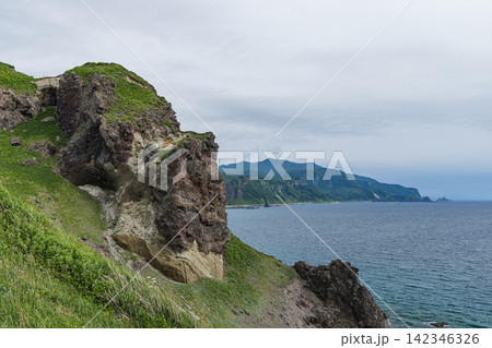 日本 北海道積丹町・神威岬の荒々しくそびえ立つ岩肌と奥に広がる日本海 日本 北海道積丹町・神威岬の荒々しくそびえ立つ岩肌と奥に広がる日本海 142346326