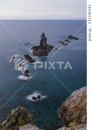 日本 北海道積丹町・神威岬の沖合に静かに佇む神秘的な奇岩「神威岩」 日本 北海道積丹町・神威岬の沖合に静かに佇む神秘的な奇岩「神威岩」 142346341