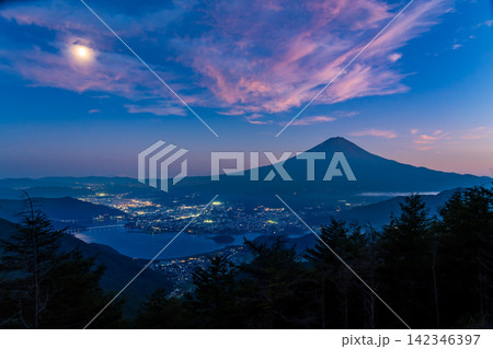 夏の新道峠セカンドテラスから河口湖の夜景と月光に照らさた富士山山小屋の灯 夏の新道峠セカンドテラスから河口湖の夜景と月光に照らさた富士山山小屋の灯 142346397