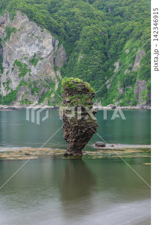 日本 北海道余市町・海岸に佇む根元の細い奇岩「えびす岩」と日本海 日本 北海道余市町・海岸に佇む根元の細い奇岩「えびす岩」と日本海 142346915