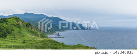 日本 北海道積丹町・神威岬展望台から望む積丹半島の雄大な海岸線と山並み 日本 北海道積丹町・神威岬展望台から望む積丹半島の雄大な海岸線と山並み 142346933