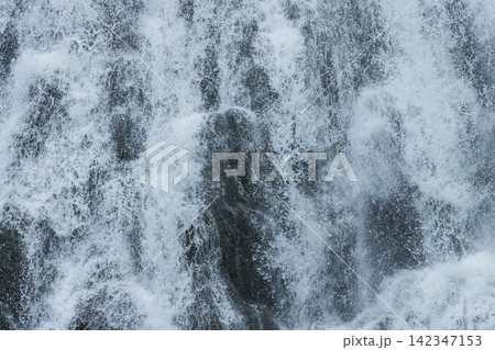 日本 北海道斜里町のオシンコシンの滝の水流と水しぶきのクローズアップ 日本 北海道斜里町のオシンコシンの滝の水流と水しぶきのクローズアップ 142347153
