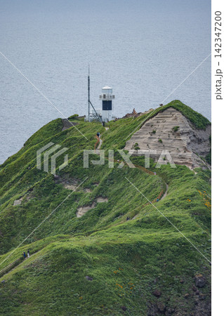 日本 北海道積丹町・神威岬の険しい尾根に建つ白黒の神威岬灯台と遊歩道 日本 北海道積丹町・神威岬の険しい尾根に建つ白黒の神威岬灯台と遊歩道 142347200