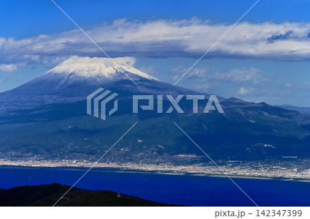 伊豆半島の伊豆山稜線歩道 達磨山山頂より望む頭が雲に隠れる富士山 伊豆半島の伊豆山稜線歩道 達磨山山頂より望む頭が雲に隠れる富士山 142347399