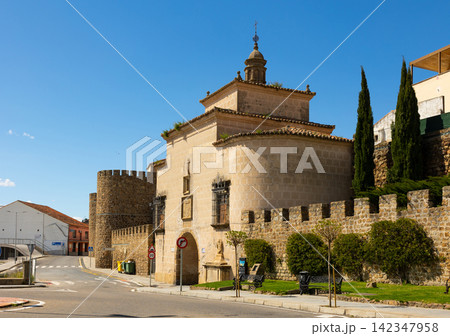 View of Puerta de Trujillo in wall of Spanish city of Plasencia 142347958