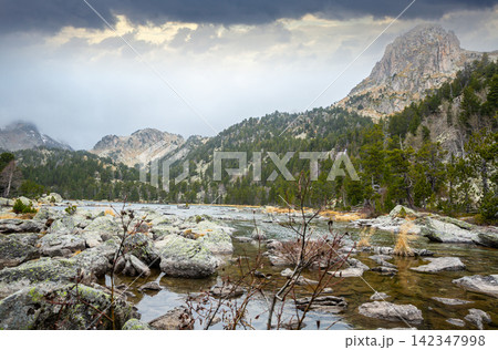 Ratera de Colomers lake in Aiguestortes National Park, Spain 142347998