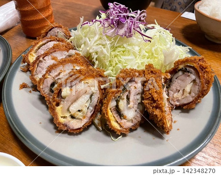 揚げたてのとんかつ 142348270