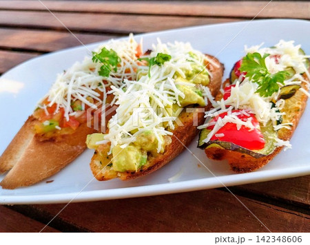 バリ島スミニャックビーチのカフェで楽しむおしゃれで美味しそうなブルスケッタの料理 バリ島スミニャックビーチのカフェで楽しむおしゃれで美味しそうなブルスケッタの料理 142348606