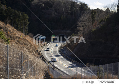 伊豆縦貫道とトンネルを望む冬の道路風景 伊豆縦貫道とトンネルを望む冬の道路風景 142348861