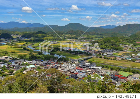 河後森城跡から見下ろす松野町の町並み(松丸駅方面) 河後森城跡から見下ろす松野町の町並み(松丸駅方面) 142349171