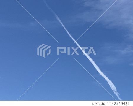 青空を斜めに伸びる白い飛行機雲 青空を斜めに伸びる白い飛行機雲 142349421