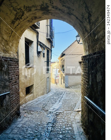 中世の街の路地から見る風景 142349474