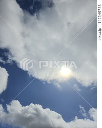 雲の切れ間から差し込む太陽 雲の切れ間から差し込む太陽 142349788