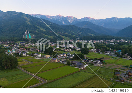 夏の白馬の美しい朝 長野県白馬村(ドローンによる空撮) 夏の白馬の美しい朝 長野県白馬村(ドローンによる空撮) 142349919