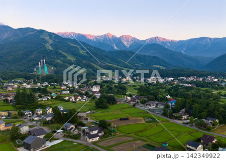 夏の白馬の美しい朝　長野県白馬村（ドローンによる空撮） 142349922