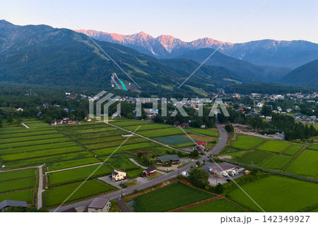 夏の白馬の美しい朝 長野県白馬村(ドローンによる空撮) 夏の白馬の美しい朝 長野県白馬村(ドローンによる空撮) 142349927