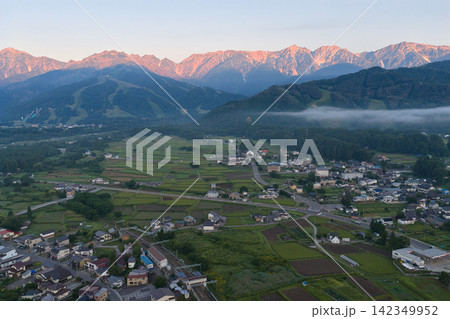 夏の白馬の美しい朝　長野県白馬村（ドローンによる空撮） 142349952
