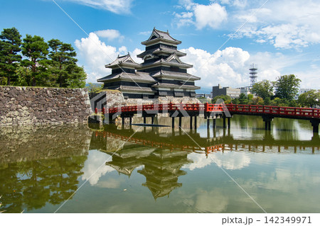 松本城 埋橋(赤い橋)と大天守・小天守 長野県松本市 松本城 埋橋(赤い橋)と大天守・小天守 長野県松本市 142349971