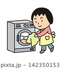 ドラム式洗濯機で洗濯している女性 142350153