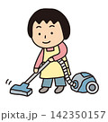 掃除機をかけている女性 142350157