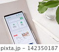 求人情報のWebサイトが表示されたスマートフォンの写真。ホームページはオリジナル制作のサンプル画像 142350187