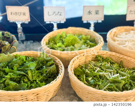 新鮮な葉野菜が並ぶサラダバー 142350196